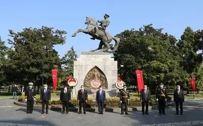 Cumhuriyet Bayramı kutlamaları anıta çelenk sunumu ile başladı
