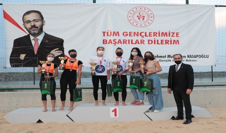 Samsun’da Cumhuriyet Kupası spor müsabakaları
 - 29 Ekim Cumhuriyet Bayramı kutlamaları kapsamında düzenlenen Yeşilay 100. yıl Bağımsız Gençlik Plaj Voleybolu Cumhuriyet Kupası müsabakaları sona erdi.