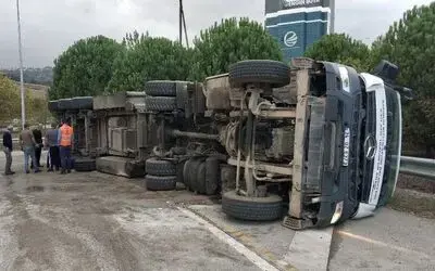 Samsun’da katı atık transfer aracı tır devrildi: 1 yaralı
