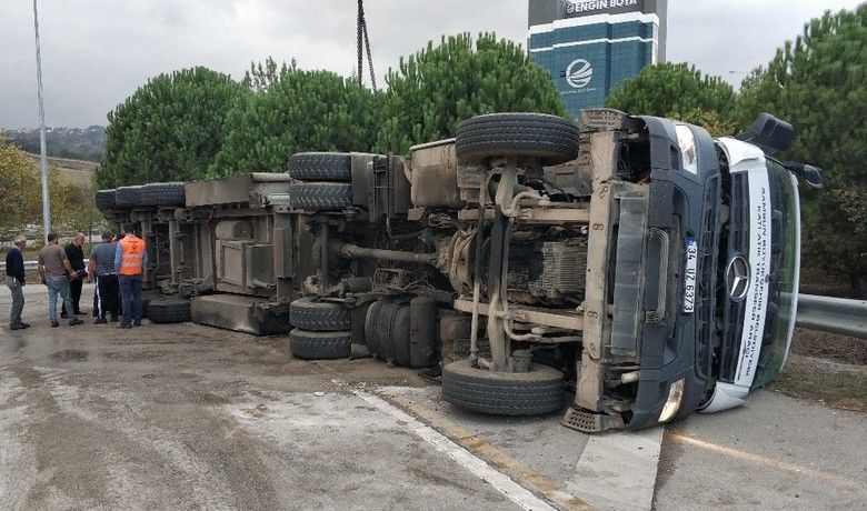 Samsun’da katı atık transferaracı tır devrildi: 1 yaralı - Samsun’da katı atık transfer aracı tırın bariyere çarpıp yola devrilmesi sonucu meydana gelen trafik kazasında 1 kişi yaralandı.