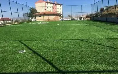 Kırsal mahalleye sentetik çim saha
