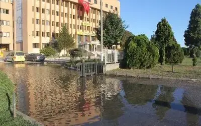 Su borusu patladı, PTT Başmüdürlüğü önü göle döndü

