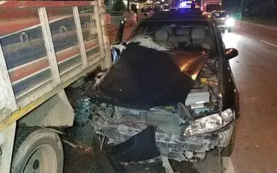 Otomobil yolcu indiren kamyonete çarptı: 3 yaralı
