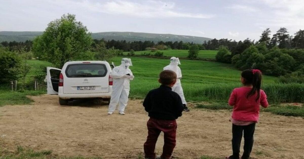 Bafra'da binadan kovulan filyasyon ekibi polis desteğiyle test yapabildi