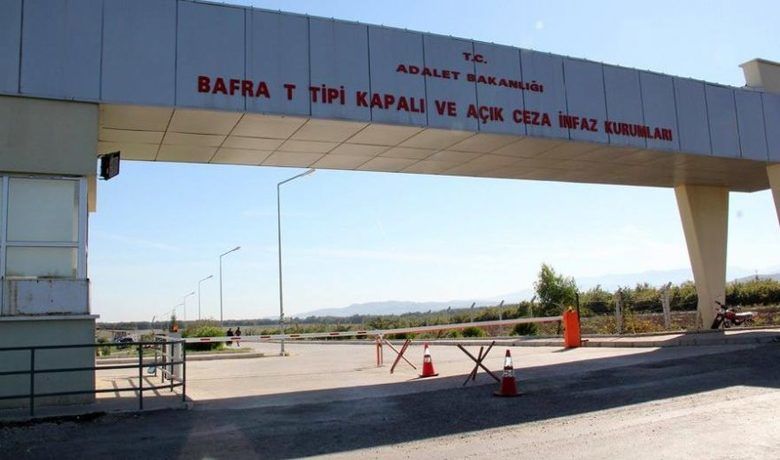 Cezaevine cep telefonu sokarken yakalandı
