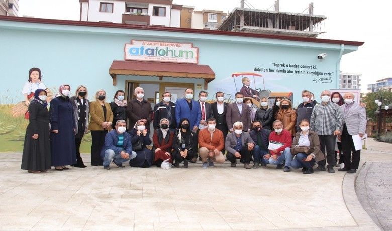 Karadeniz’in ilk tohum bankası AtaTohum’da kışlıküretim sezonu atalık tohum gönüllüleri ile başladı - Karadeniz’in ilk tohum bankası AtaTohum’da kışlık üretim sezonunu başlatan Atakum Belediyesi, Türkiye Atalık Tohum Takası Gönüllüleri Grubu’nu Samsun’da buluşturdu. Belediye Başkanı Av. Cemil Deveci, eşi Av. Gülay Deveci ile birlikte tohum takas etkinliği gerçekleştiren gönüllülere AtaTohum’u gezdirdi, merkeze tohum ulaştıran bağışçılara teşekkür belgesi verdi.