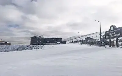 Akdağ’a mevsimin ilk karı düştü
