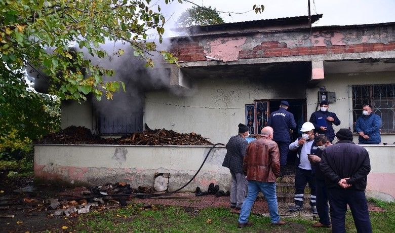86 yaşındaki babasını kurtarmak içinalevlerin arasına girdi ama kurtaramadı - Samsun’da köy evinde çıkan yangında evde bulunan 86 yaşındaki bir kişiyi alevlerin içerisine giren oğlu çıkardı. Yangın esnasında baygınlık geçiren yaşlı adam, dumandan zehirlenerek hayatını kaybetti.