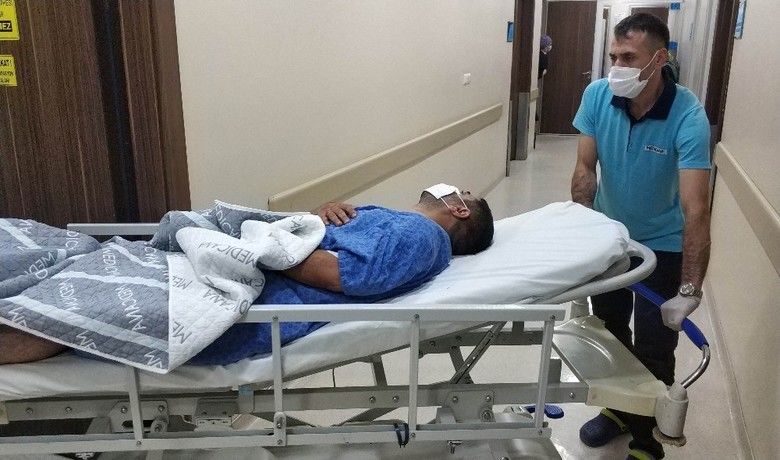 Babasının bıçakladığı şahsıtaburcu olunca kardeşi vurdu - Samsun’da babasının sabah aracının içinde bıçakla yaraladığı şahıs hastaneden taburcu olduktan sonra bu kez kavgada muhtar olan kardeşi tarafından tabancayla vurularak yaralandı.