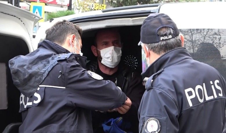 Korona virüs temaslı pazarcıkardeşler satış yaparken yakalandı - Samsun’da pazar yerinde korona virüs (Covid-19) temaslısı 2 kardeş ortalığı birbirine kattı. Polis ekiplerinin müdahale etmesiyle kardeşler filyasyon ekiplerine teslim edildi.