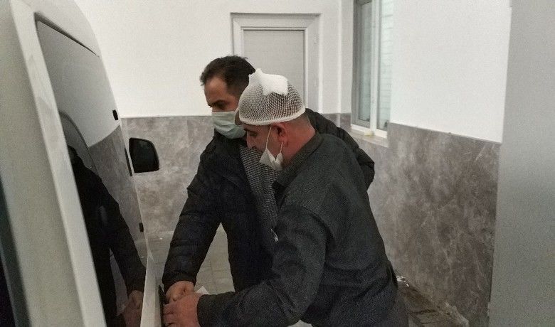 Babasının bıçakladığı kardeşinivuran muhtar serbest bırakıldı - Samsun’da babasının aracının içinde bıçakla yaraladığı kardeşini hastaneden taburcu olduktan sonra aralarında çıkan kavgada tabanca ile vuran muhtar mahkemece serbest bırakıldı.
