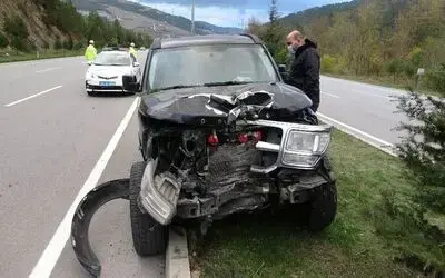 Samsun’da otomobil aydınlatma direğine çarptı: 2 yaralı
