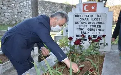 Başkan Topaloğlu, Şehit Öğretmen Vural Akdeniz’i kabri başında andı
