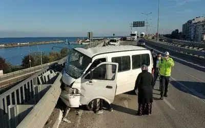 Samsun’da panelvan minibüs viyadükteki bariyerlere çarptı: 3 yaralı
