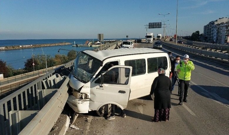 Samsun’da panelvan minibüs viyadüktekibariyerlere çarptı: 3 yaralı - Samsun’da panelvan minibüsün viyadükteki bariyerlere çarpması sonucu meydana gelen trafik kazasında 3 kişi yaralandı.