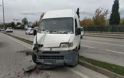 Samsun’da minibüs aydınlatma direğine çarptı: 1 yaralı
