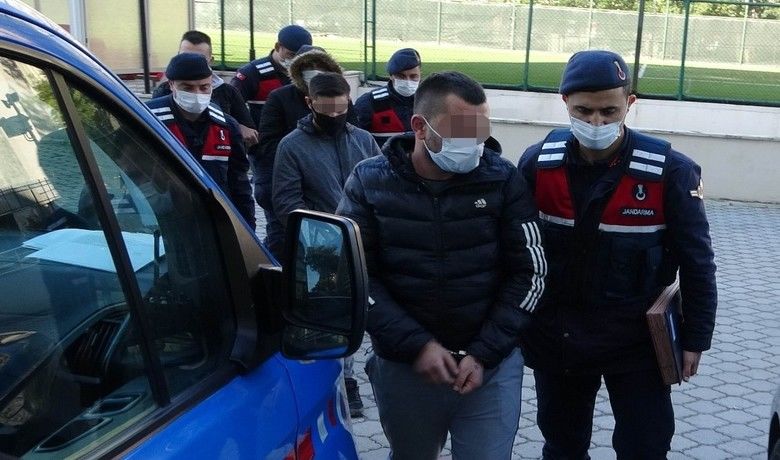 Taflan'da Çuvallar içinde9 kilo esrarla yakalandılar - Samsun’da 4 kişinin içinde bulunduğu araçta arama yapan jandarma ekipleri çuvallar içinde 9 kilo esrar ele geçirdi.