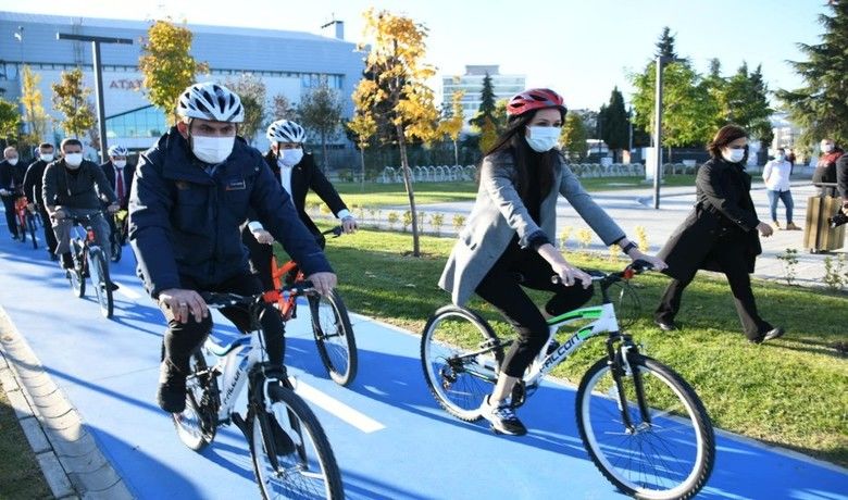 Bakan Kurum, SamsunMillet Bahçesi’nde pedal çevirdi - SAMSUN (İHA) – Çevre ve Şehircilik Bakanı Murat Kurum, Samsun Millet Bahçesi’nde bisiklet turu yaptı.