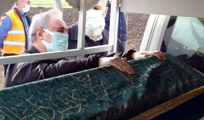 Doktor babadan evlada son dokunuş - Samsun’da 6. katın penceresinden düşerek hayatını kaybeden doktor anne-babanın 13 yaşındaki oğlu  gözyaşları içinde son yolculuğuna uğurlandı. Beyin Cerrahi Uzmanı babanın cenaze aracının üzerindeki oğlunun tabutuna son kez dokunup gözyaşı dökmesi yürekleri dağladı.
