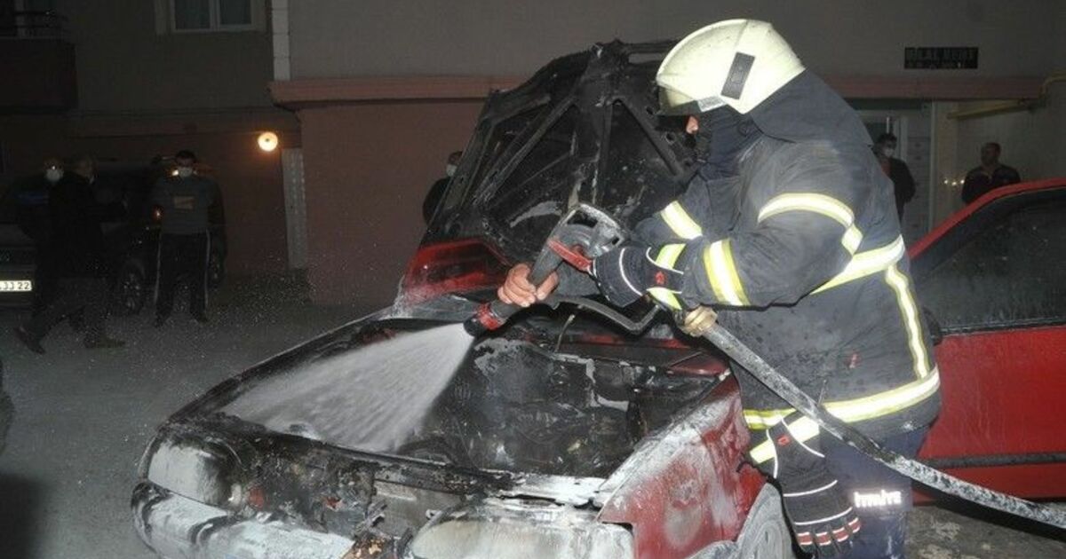 Park Halindeki Otomobil Bir Anda Alev Aldı