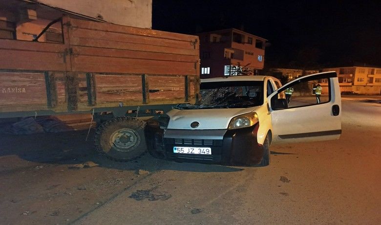 Direksiyon Hakimiyetini Kaybeden SürücüTraktör Römorkuna Çarparak Durabildi - Samsun'un Bafra ilçesinde meydana gelen trafik kazasında direksiyon hakimiyetini kaybeden panelvan tipi araç traktör römorkuna çarparak durabildi.