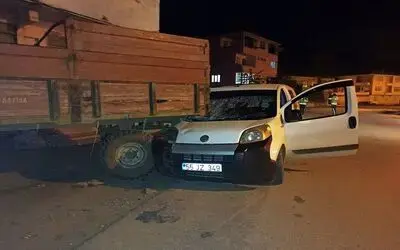 Direksiyon Hakimiyetini Kaybeden Sürücü Traktör Römorkuna Çarparak Durabildi