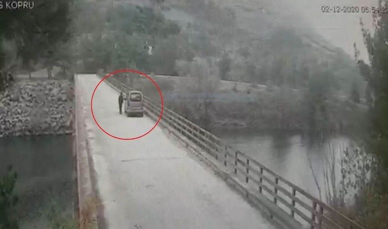 Baraj golunde kaybolan kadinin atlama ani kameraya yansidi