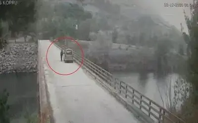 Baraj gölünde kaybolan kadının atlama anı kameraya yansıdı