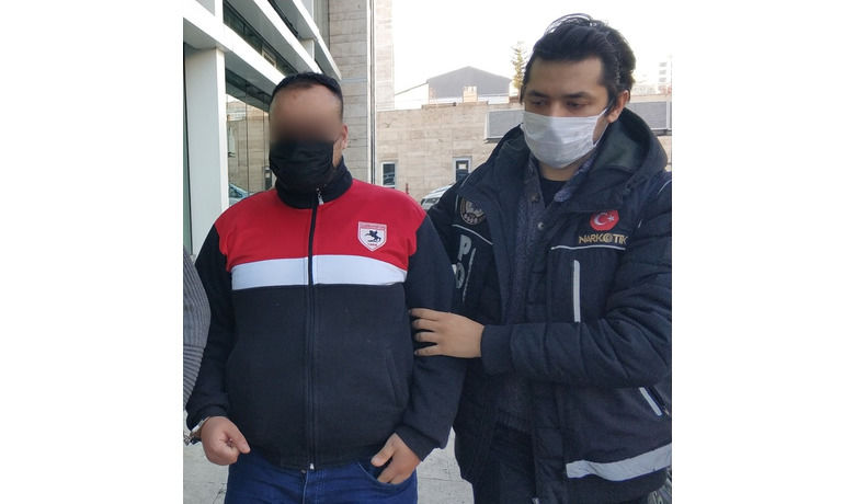 Uyuşturucu hap satmaya gözaltı
 - Samsun’da bir zanlı, ’uyuşturucu hap sattığı’ gerekçesiyle gözaltına alındı.