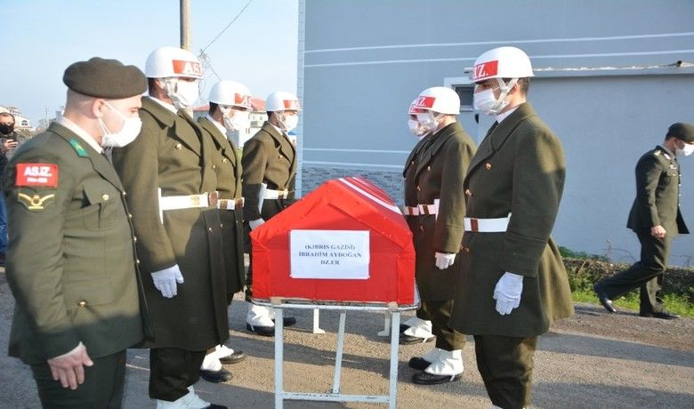 19 Mayıs'lı Kıbrısgazisi son yolculuğuna uğurlandı - Samsun’un 19 Mayıs ilçesinde kalp krizi sonucu vefat eden Kıbrıs gazisi düzenlenen askeri törenle son yolculuğuna uğurlandı.