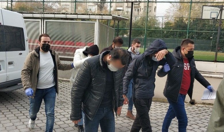 Adam kaçırma iddiasından 4 kişi adliyede
 - İstanbul’dan Samsun’a gelerek bir kişiyi nişanlısının evinden kaçırdıkları iddiasıyla gözaltına alınan 4 kişi adliyeye sevk edildi.