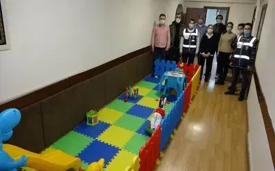 Polisler, Aile İçi ve Kadına Karşı Şiddetle Mücadele Bürosu’na çocuk oyun alanı kurdu
