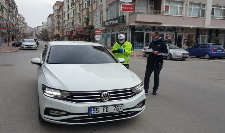 Bafra’da kısıtlamalara uymayan 37 şahsa66 bin 633 lira para cezası - Samsun’un Bafra ilçesinde salgınla mücadele kapsamında sokağa çıkma kısıtlamasına uymayan 37 şahsa toplanda 66 bin 633 lira para cezası kesildi.