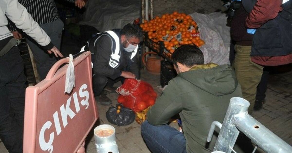 Çaldıkları meyveleri yiyemeden yakalandılar
