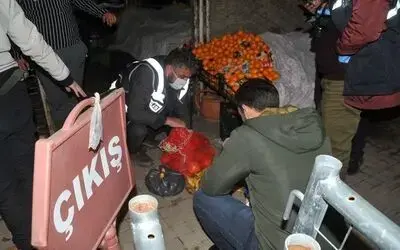 Çaldıkları meyveleri yiyemeden yakalandılar
