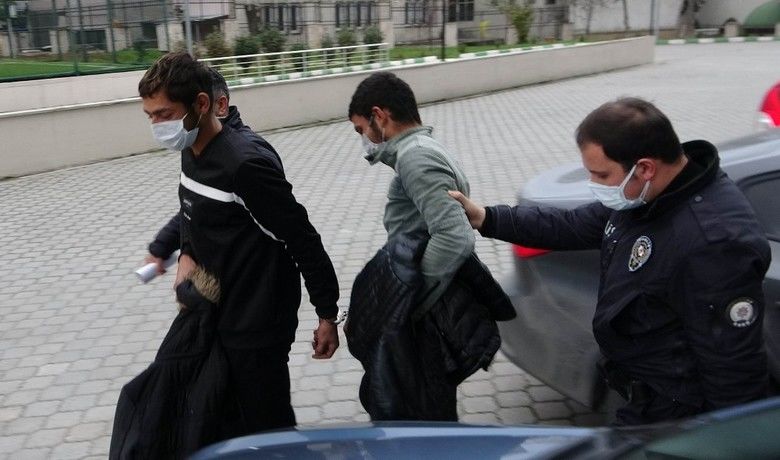 Telekom’un kablolarını çalan pişkin hırsız:"Yaptıklarımdan pişman değilim, aklım yapamadıklarımda" - Samsun’da Türk Telekom’a ait makaraya sarılı 1050 metre uzunluğundaki kabloları çalan 2 kişi polis tarafından yakalanarak çıkarıldığı mahkemece tutuklandı. Adliyeye getirilen şüphelilerinden birinin "Yaptıklarımdan pişman değilim, aklım yapamadıklarımda" demesi dikkat çekti.