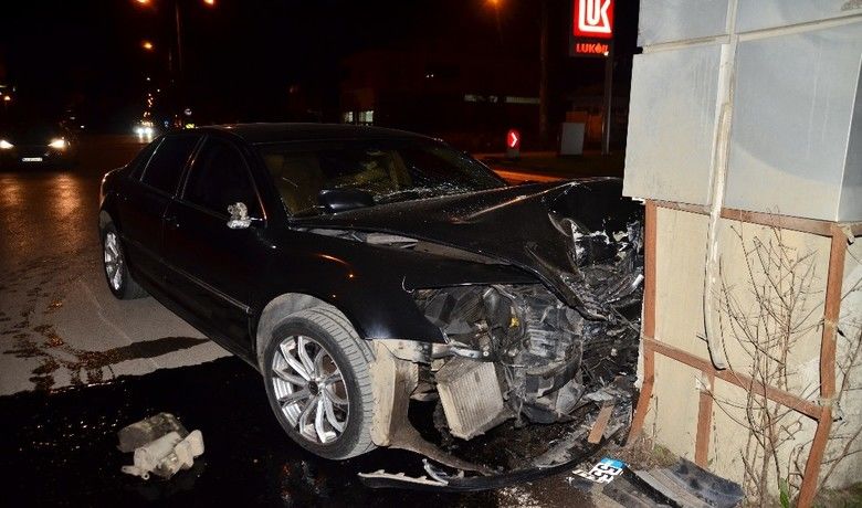 Lüks otomobil ile betona çarptı: 1 yaralı
 - Samsun’da direksiyon hakimiyetini kaybeden lüks otomobil sürücüsü yol ortasındaki beton taga çarptı.