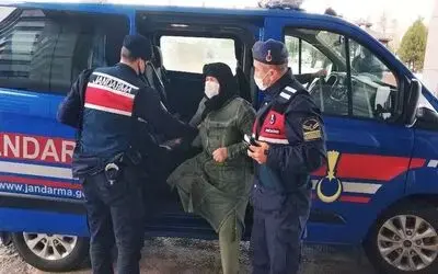 Bohçacı kılığında evden tabanca çalan kadın yakalandı
