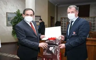Başkan Demir’den personele forma hediyesi
