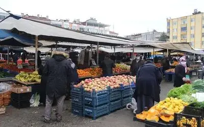 Pazaryerinde ürünler tezgahta kalıyor
