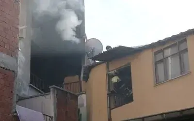 Uzaklaştırması olan koca, evi ateşe verdi
