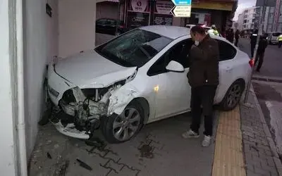 Kaldırıma park edilen araç dehşet saçtı: 1 ölü
