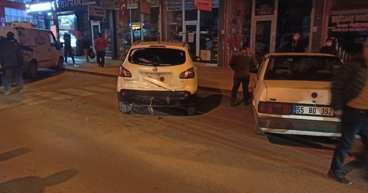 Park halindeki otomobile çarpan motosiklet sürücüsü yaralandı
