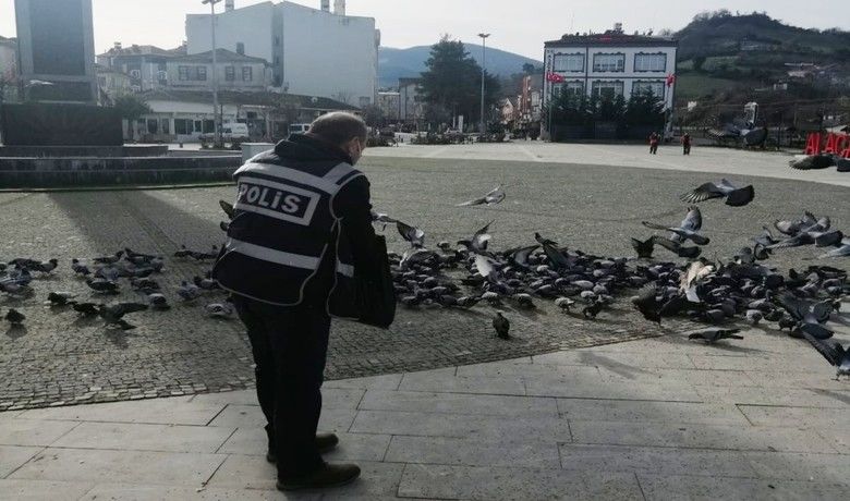 Alaçam’da aç kalan kuşlara polisler yem verdi
 - Samsun’un Alaçam ilçesinde Cumhuriyet Meydanı’nda aç kalan güvercinlere polisler yem ve su verdi.
