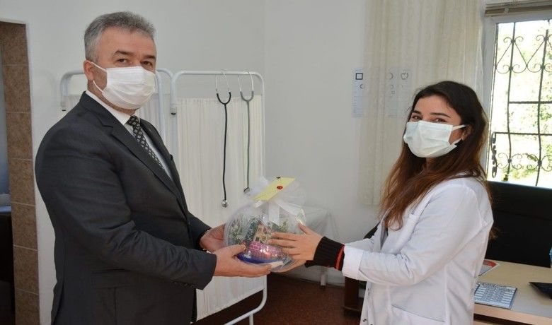 Başkan Topaloğlu’ndan sağlıkçılara vefa
 - Korona virüsü (Kovid-19) sürecinde büyük bir fedakarlıkla çalışan sağlık çalışanlarına teşekkür eden 19 Mayıs Belediye Başkanı Osman Topaloğlu, sağlıkçılara çiçek takdim etti.