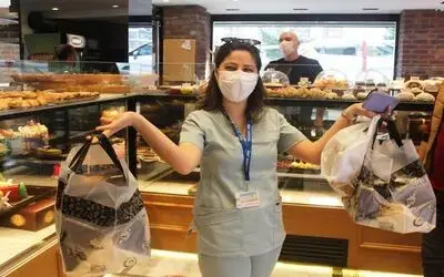 Yılbaşından kalan 200’e yakın yaş pastayı ücretsiz dağıttılar