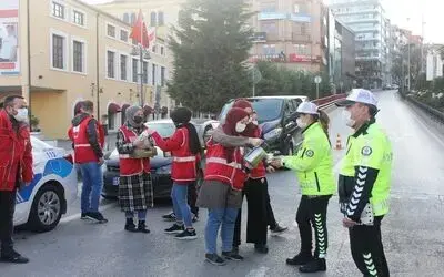 Kızılay’dan polis ekiplerine ikram
