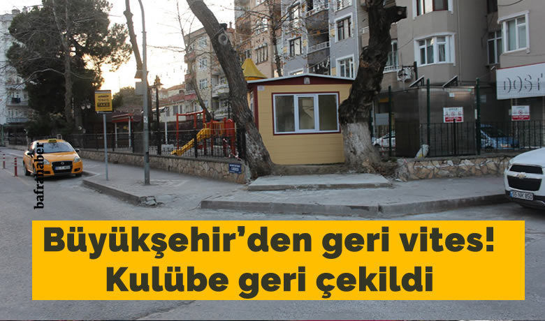 Büyükşehir’den Geri Vites! Kulübe Geri Çekildi - Samsun Büyükşehir Belediyesi nihayet tepkileri dikkate alarak 19 Mayıs Parkının köşesine yaya kaldırımı kapatacak şekilde yerleştirdiği taksi kulübesini geri çekti.