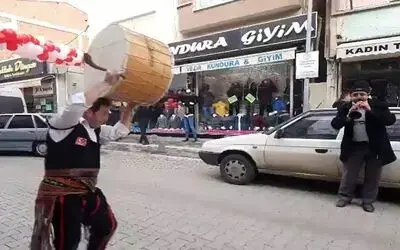 İş yapamayan esnaf davullu-zurnalı ‘sokak indirimi’ yaptı, vatandaş düğün sandı
