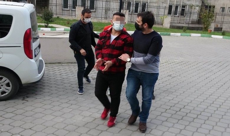 Samsun’daki silahlı kavgada 5kişi adliyeye sevk edildi - Samsun’da 1 kişinin boynundan hafif şekilde yaralandığı silahlı kavgayla ilgili gözaltına alınan 5 kişi adliyeye sevk edildi.